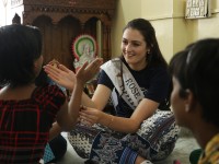 A Rose in India – Rose of Tralee Jennifer Byrne arrives in Kolkata with The Hope Foundation